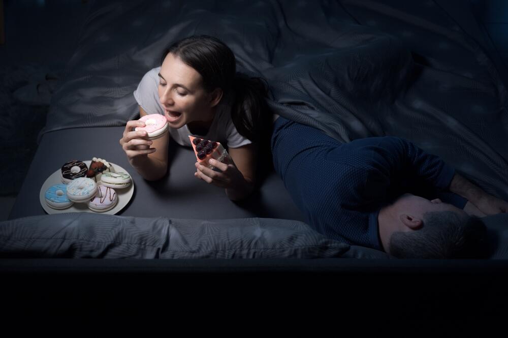 לא רק מה אוכלים, אלא מתי. התזמון קריטי לבריאות הלב (צילום: shutterstock / Stock-Asso) אכילה לפני השינה