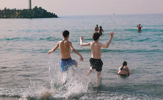 מנצלים את השמש החורפית בים, אתמול