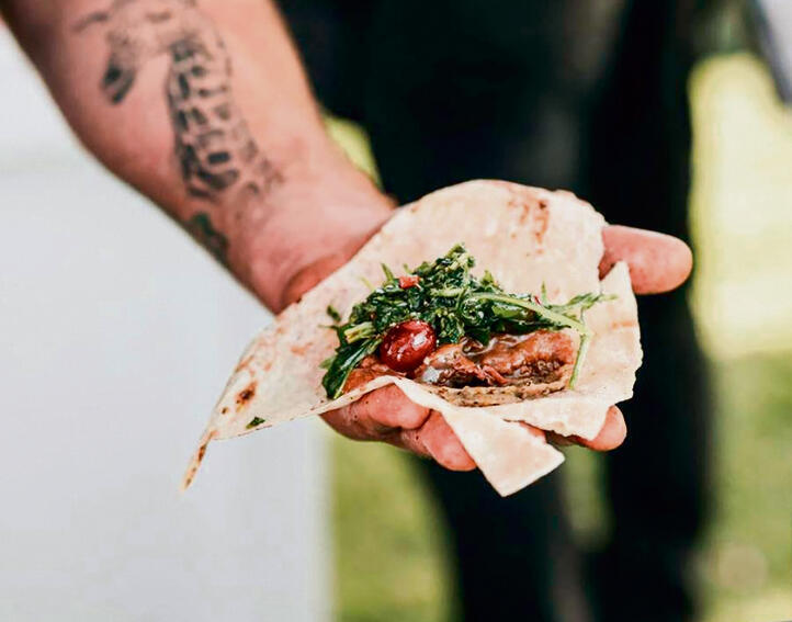 0 סועדים, 10 טבחים. קרקס על גחלים