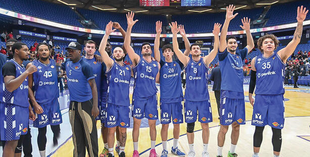 שחקני הרצליה חוגגים בסיום (יאיר שגיא) שחקני הרצליה חוגגים בסיום