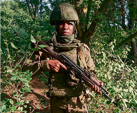 בשטח אוקראינה. לוחם אפריקאי