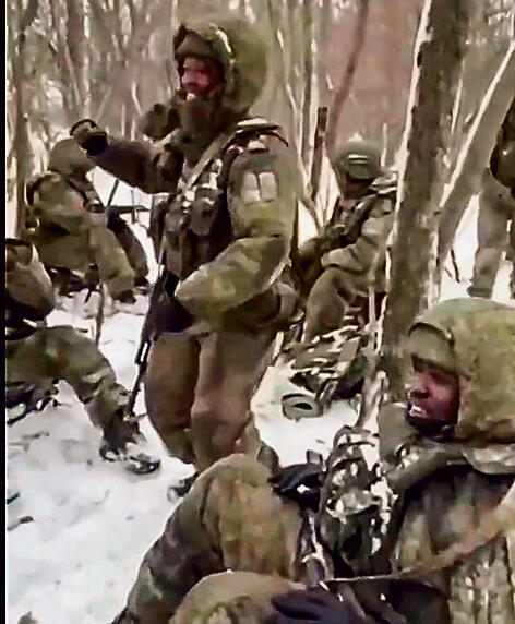 קופאים בשלג. חיילים אפריקאים בחזית