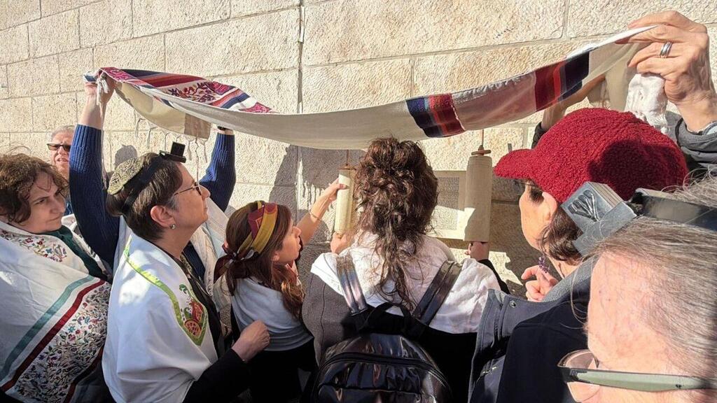 נשות הכותל בתפילת ראש חודש (צילום: נשות הכותל) קבוצת 'נשות הכותל' בכותל המערבי