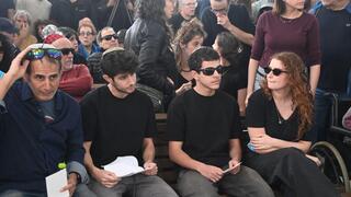 בעלה של דנה עדן וילדיהם בלווייתה