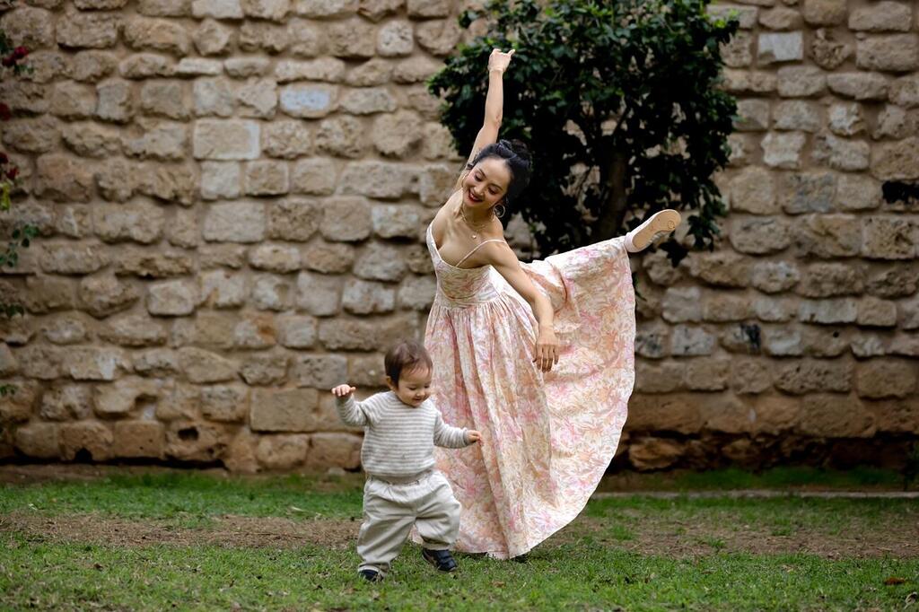 ארי נקמורה עם בנה אסא (צילום: ירון ברנר) ארי נקמורה עם בנה אסא