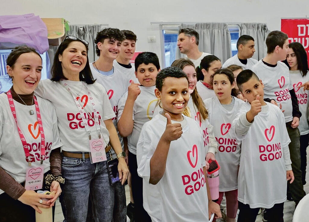 אורזים  ומתגבשים.  המתנדבים עם ילדי  "צ'יימס ישראל"