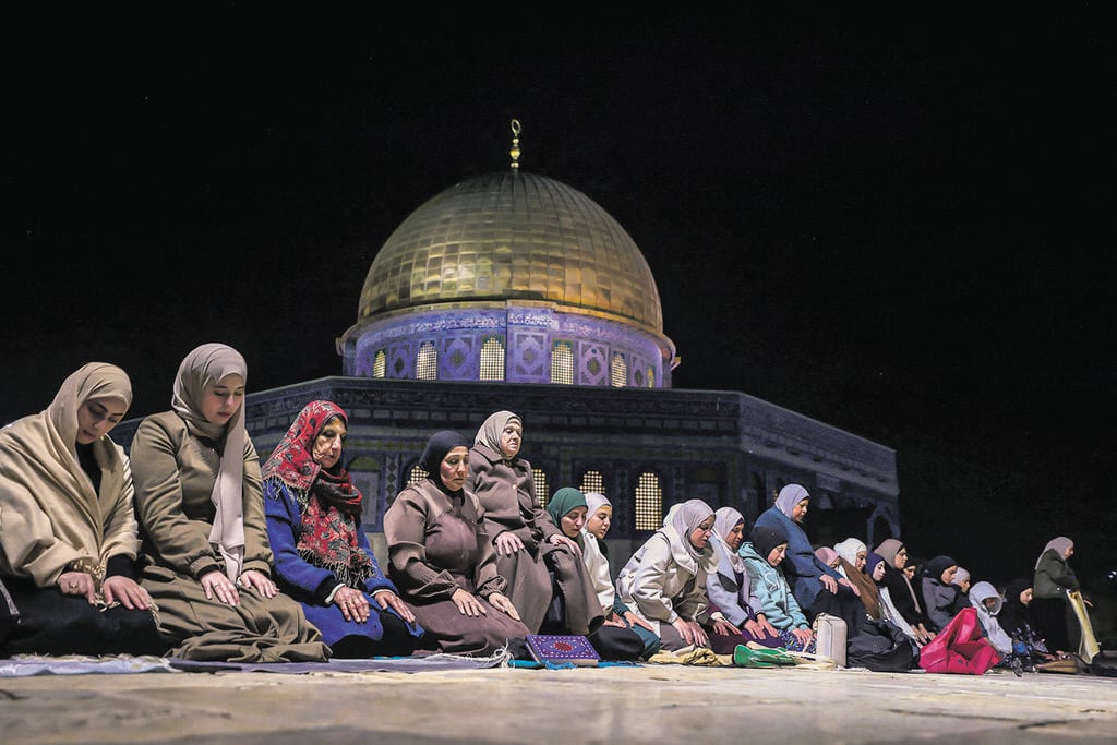 Muslims praying on Temple Mount (Photo: Jamal Awad/Reuters) מתפללות בהר הבית