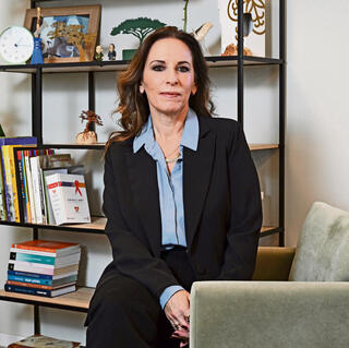 אפרת שפרוט במשרדי נט"ל. "במקום פוסט־טראומה אנחנו מדברים על מושג חדש: 'טראומה מתגלגלת'. אני עובר משהו, מתחזק, ואז מגיע עוד דבר" | צילום: קובי קואנקס