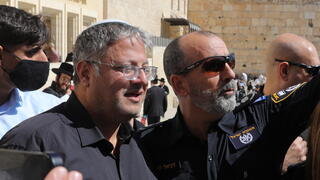 המפכ"ל דניאל לוי ובן גביר בכותל ביום השישי הראשון של תפילות חודש הרמדאן בהר הבית