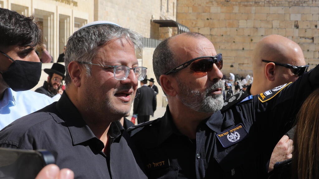 "תחושה הולכת וגוברת של אובדן יציבות". המפכ"ל דני לוי והשר בן גביר (צילום: גיל יוחנן ) המפכ"ל דניאל לוי ובן גביר בכותל ביום השישי הראשון של תפילות חודש הרמדאן בהר הבית