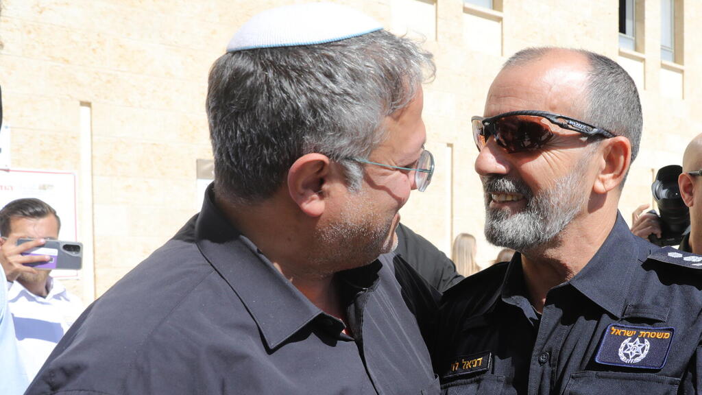 המפכ"ל לוי והשר בן גביר. העימות נמשך (צילום: גיל יוחנן ) המפכ"ל דניאל לוי ובן גביר בכותל ביום השישי הראשון של תפילות חודש הרמדאן בהר הבית