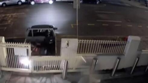 מאיץ לתוך השער – בזמן תפילת שבת: נהג טנדר פרץ לשטח בית כנסת באוסטרליה