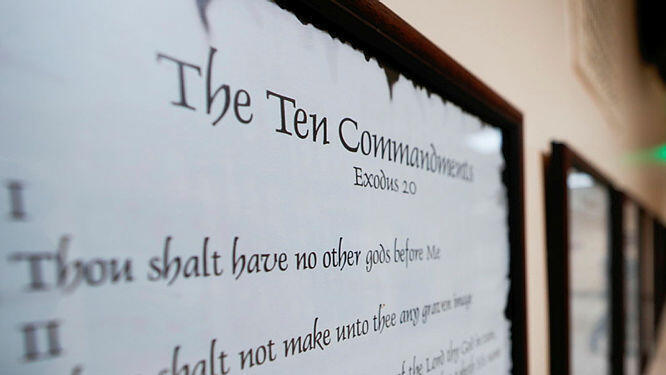 בית משפט אמריקני הכריע: עשרת הדיברות יוצגו בכיתות לואיזינה