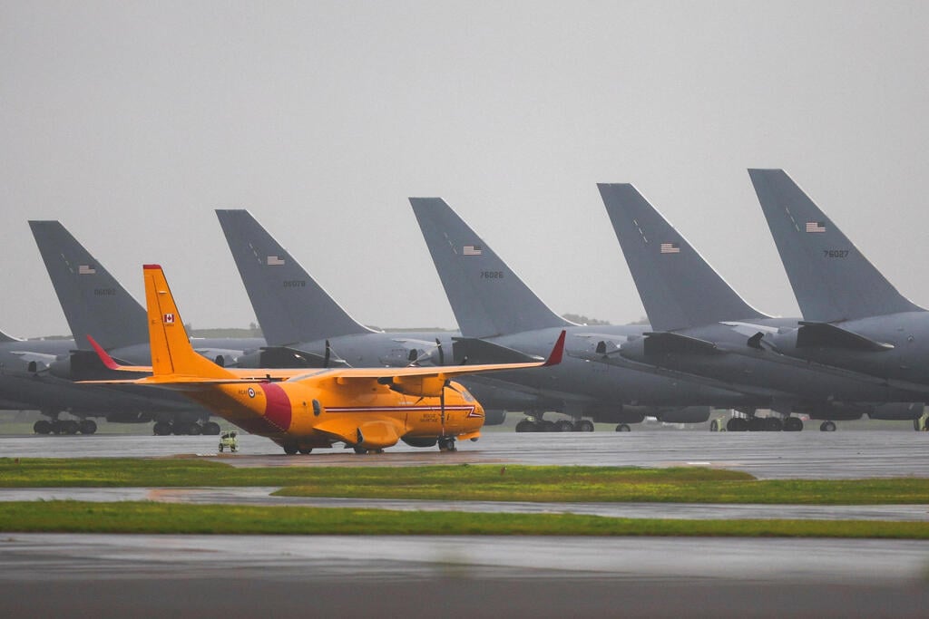 US Air Force aircraft at Lajes Air Base, Azores, Portugal, amid tensions with Iran (Photo: REUTERS/Pedro Nunes) מטוסים בסיס לאג'ס האיים האזוריים פורטוגל צבא ארה"ב מתיחות עם איראן טהרן