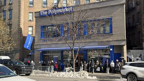 מהנדס שהביא כיסא והומלס עם דמעות: כולם עמדו בתור - וזה אומר הכל על ניו יורק