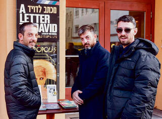 דוד קוניו  (במרכז), השבוע  בברלין, עם שני  אחיו, אריאל (מימין) ואיתן. "הרבה יותר  מסרט"