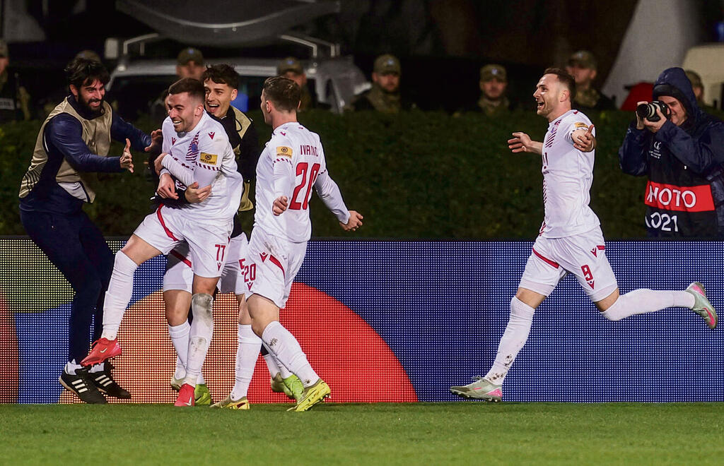 שחקני זרינסקי הבוסנית חוגגים מול קריסטל פאלאס בפלייאוף הקונפרנס־ליג, בשבוע שעבר. והקבוצות הישראליות? לא בתמונה (Armin Durgut, AP) שחקני זרינסקי הבוסנית חוגגים מול קריסטל פאלאס בפלייאוף הקונפרנס־ליג, בשבוע שעבר. והקבוצות הישראליות? לא בתמונה