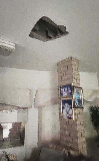 הנזק שנגרם לגג מהטלת הרימון