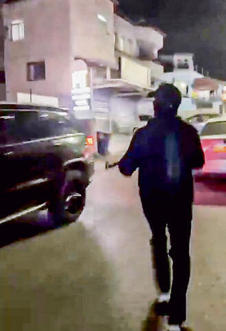 רובה שלוף באמצע הרחוב בכפר כנא