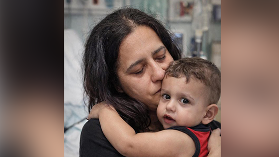 איטליה אבלה וכועסת: דומניקו מת בעקבות השתלת לב כושלת, בתמונה: עם אמו פטריציה