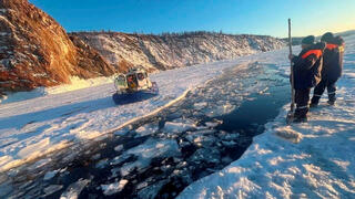 רוסיה מאמצי חילוץ אוטובוס תיירים אגם בייקל העמוק בעולם