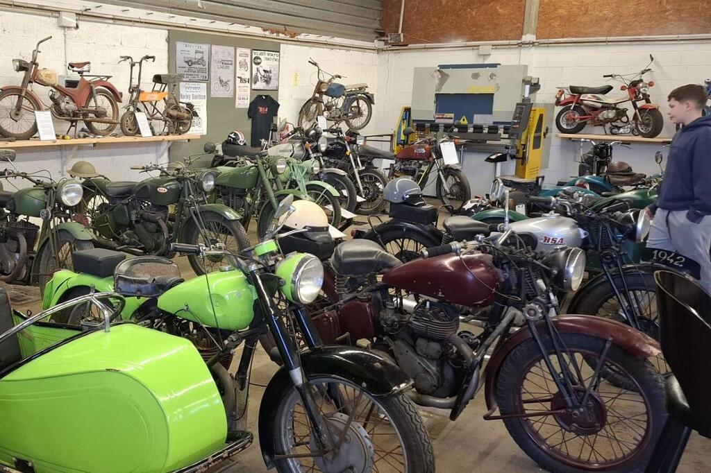 משכיבים במסלול, מבקרים במוזיאון ובוחרים צבעים משכיבים במסלול, מבקרים במוזיאון ובוחרים צבעים