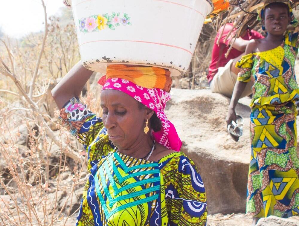 ''הנשים והילדות צריכות ללכת כל יום חצי שעה ולסחוב 30-20 ליטרים של מים על הגב או על הראש'' (צילום: shutterstock) ניגריה