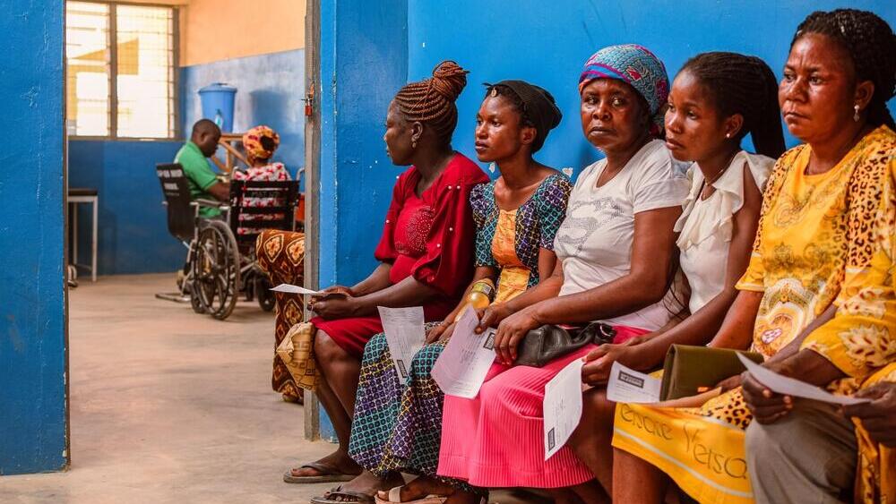 שלושה רופאים על כל 10,000 איש. נשים מחכות בתור בקליניקה (צילום: shutterstock) ניגריה