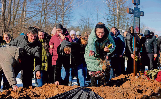 המונים עוברים לפני ארונו של חייל אוקראיני בסוף השבוע