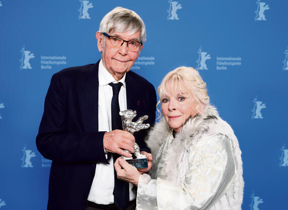 קלדר־מרשל וקורטני עם הפרס. "נחצה אותו לשניים"