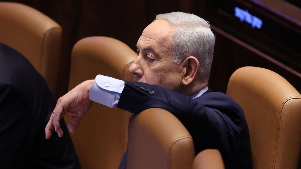 Netanyahu ahead of his remarks in the 40-signature debate in the Knesset (Photo: Alex Kolomoisky) רה"מ בנימין נתניהו ושלמה קרעי במליאה - דיון 40 חתימות