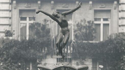 Berlin museum returns Nazi-looted sculpture