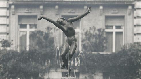 מוזיאון בברלין יחזיר ליורשי יהודי שנרצח בשואה פסל יקר ערך שנגזל בידי הנאצים