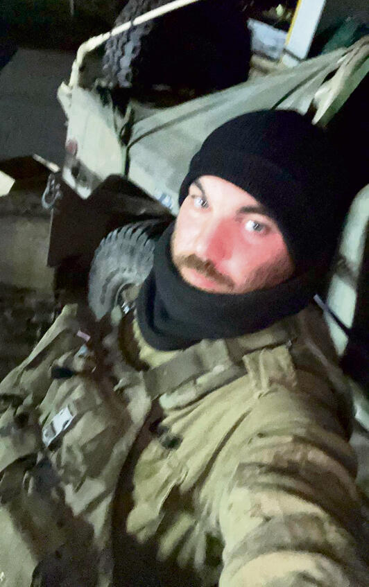 רוני (35): "אני לא יכול לישון ליד האישה והילדים, כי אני נתקף בהתקפים פתאומיים. לרוב אני יושב בסלון, מקופל עם עצמי, עד לפנות בוקר. לא חוגג עם הילדים, גם לא בפורים"