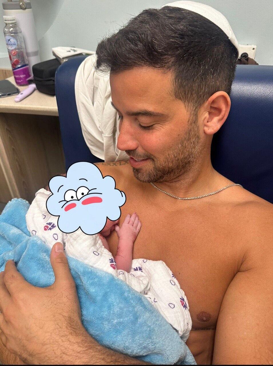 מתנה מדהימה לקראת העשור החדש. עומרי בן נתן ובתו הבכורה (צילום מסך: אינסטגרם ) עומרי בן נתן אבא תינוקת
