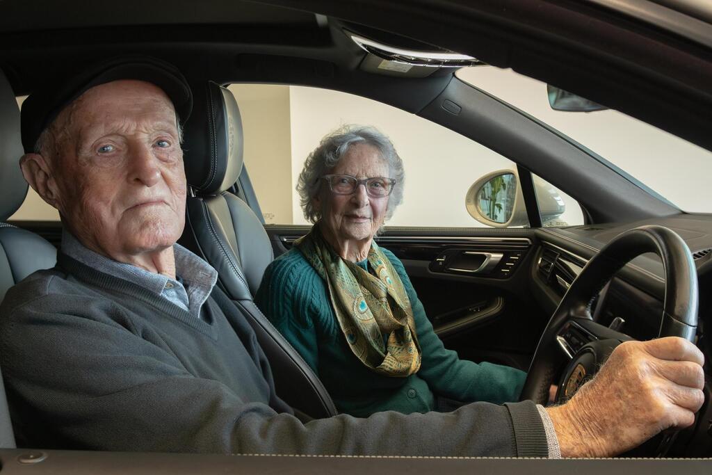 אף פעם לא מאוחר: זוג בשנות ה-90 לחייהם קנו פורשה חדשה