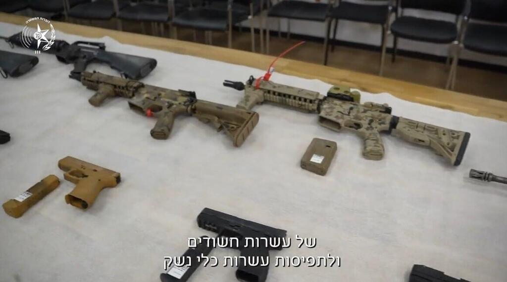 Some of the seized weapons (Photo: Israel Police) סוכנים סמויים הפלילו עשרות חשודים שסחרו והחזיקו באמל"ח בלתי- חוקי
