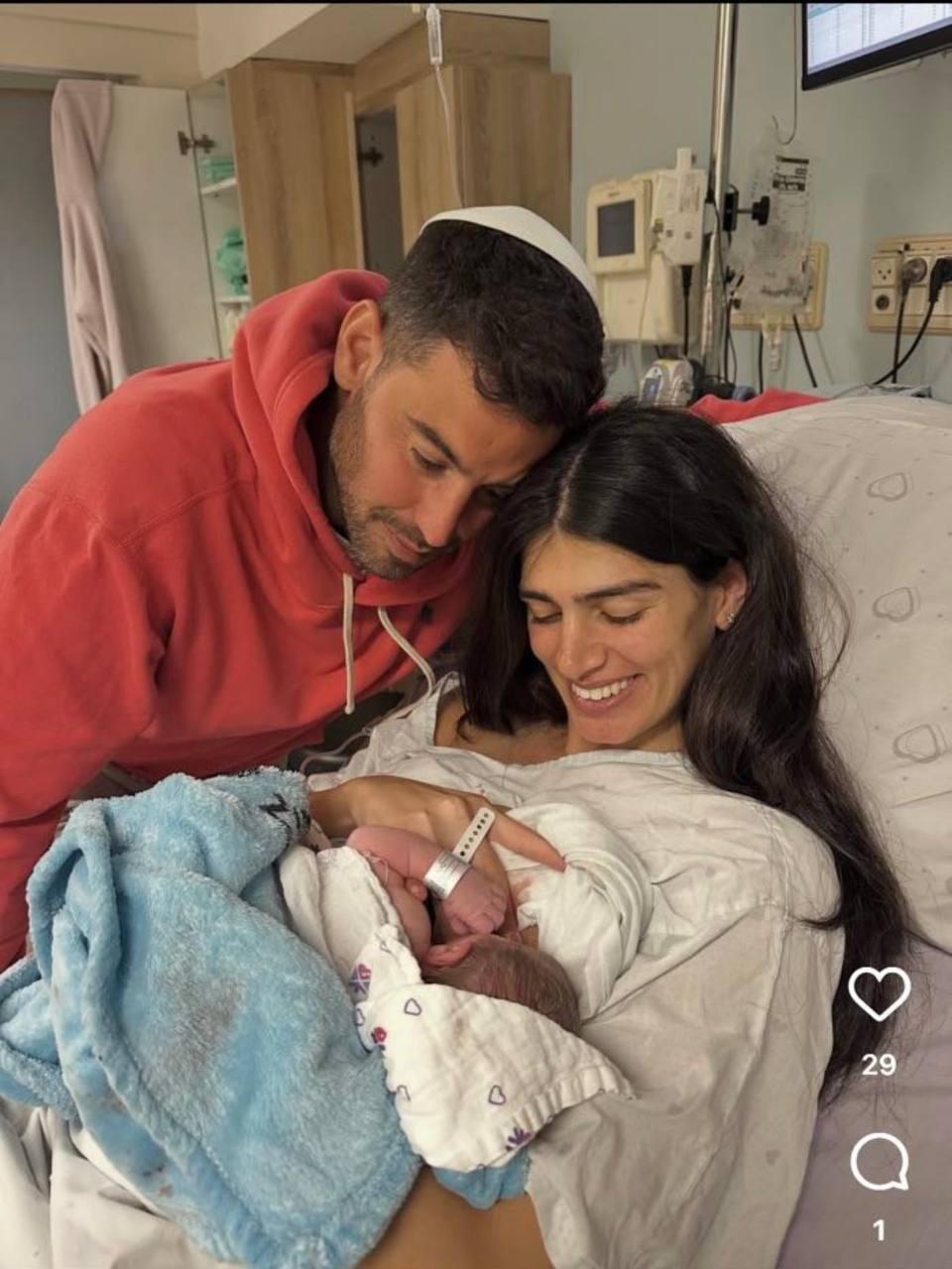 זו בת! עומרי בן נתן ואשתו אופק זברו הורים טריים (צילום מסך: אינסטגרם ) עומרי בן נתן אבא תינוקת