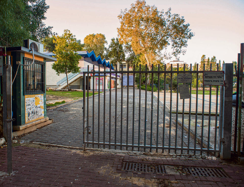 כניסת הורים לבתי הספר תיעשה בליווי ותיאום (יובל חן) כניסת הורים לבתי הספר תיעשה בליווי ותיאום