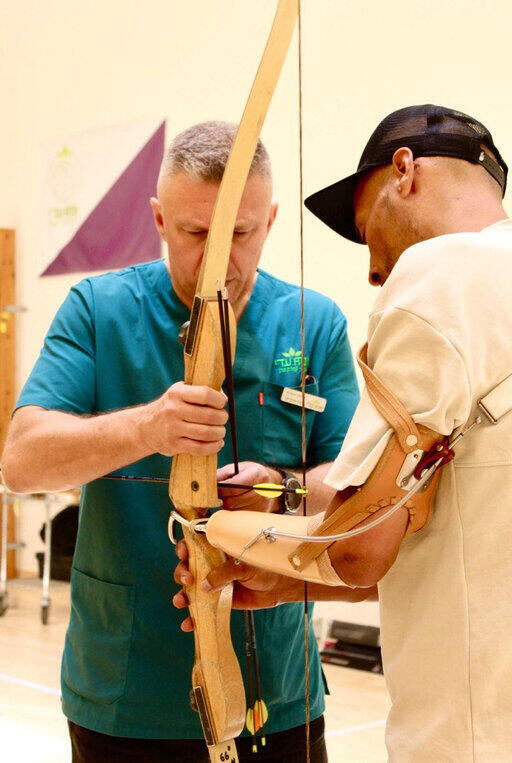 אימון חץ וקשת לפצוע קטוע יד ב"עדי נגב" (צילום: עדי נגב, נחלת ערן) אימון חץ וקשת לפצוע קטוע יד ב"עדי נגב"