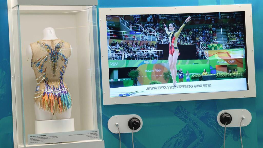 מיצג בגד גוף של לינוי אשרם במוזיאון הספורט היהודי (צילום: רפי דלויה) מיצג בגד גוף של לינוי אשרם במוזיאון הספורט היהודי