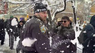 ארה"ב ניו יורק שוטרים נקלעו לקרב כדורי שלג