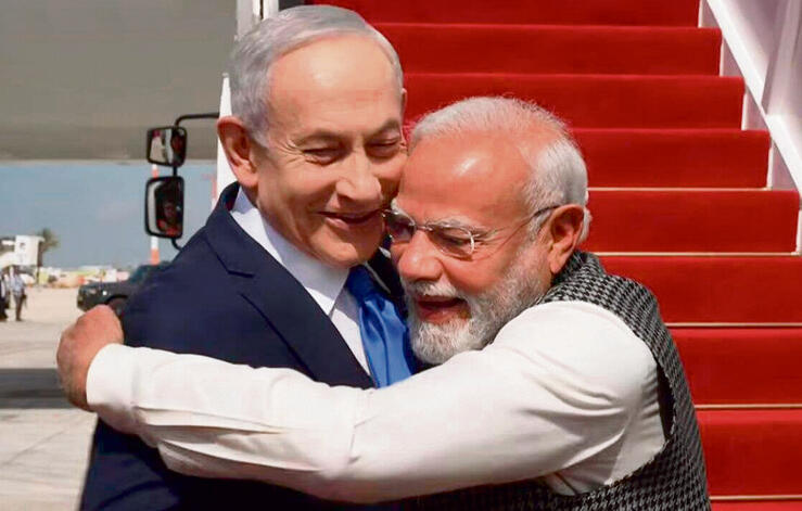 חיבוק בין ראשים. נתניהו ומודי