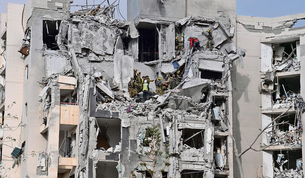 Rescue workers search through the rubble of a residential building in Be'er Sheva after an Iranian missile strike killed four people during last year’s war (Photo: Herzl Yosef) פגיעת טיל איראני בבניין בבאר־שבע במלחמה ביוני, שם נהרגו ארבעה אנשים
