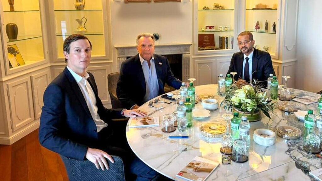 The American representatives in the negotiations, Steve Witkoff and Jared Kushner, with Omani Foreign Minister Badr al-Busaidi (Photo: Omani Foreign Ministry) שליחי ארה"ב וויטקוף ו קושנר עם שר החוץ של עומאן בדר אל-בוסעידי ב שיחות מו"מ לא ישירות מול איראן ב ז'נבה