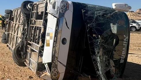 28 פצועים בשתי תאונות בנגב, תוך פחות משעה | תיעוד: אוטובוס התהפך על צידו