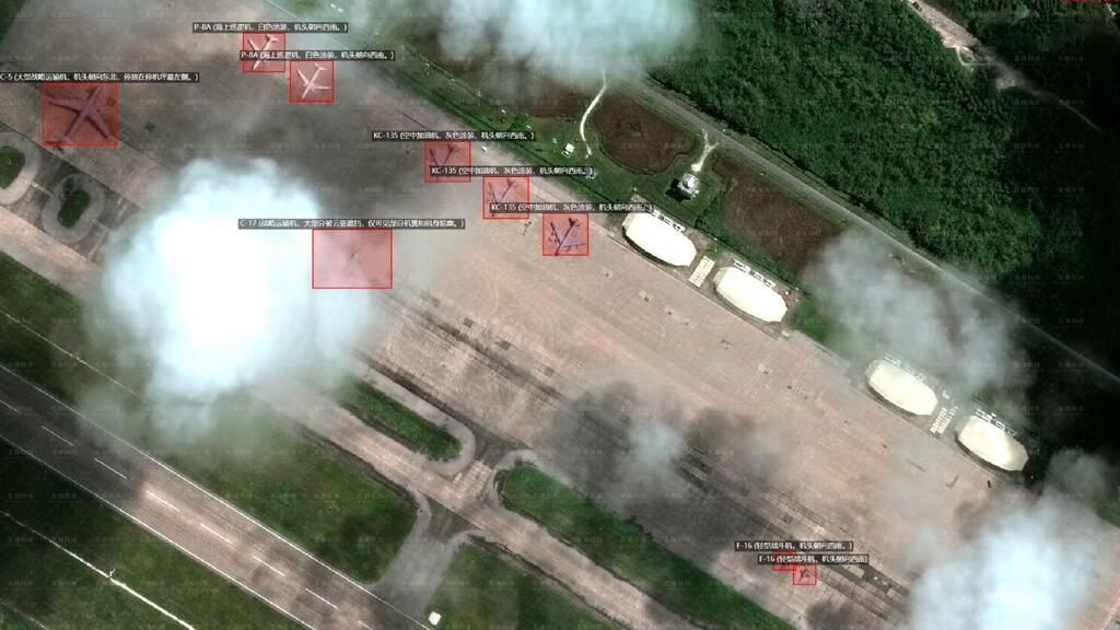 Force buildup on Diego Garcia (Photo: MizarVision) תמונות לוויין של החברה הסינית MizarVision של עיבוי הכוחות באי דייגו גרסיה