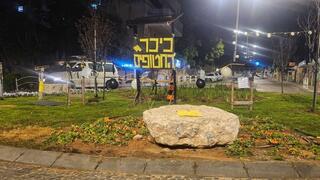 מיצג מחאה במודיעין עלית המשווה את בחורי הישיבה העצורים בגלל עריקות לחטופים