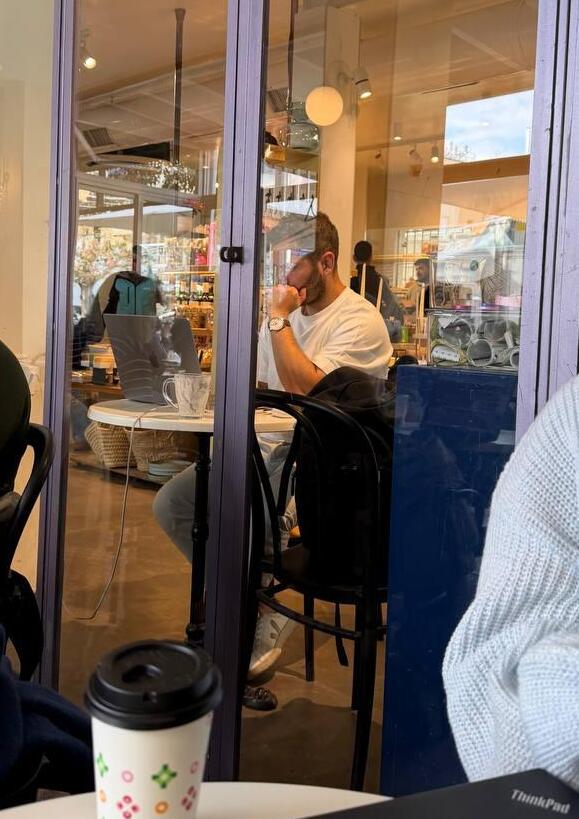 אנחנו ממש מתאפקים לא להפריע (צילום: נשמות טובות) אבנר נתניהו