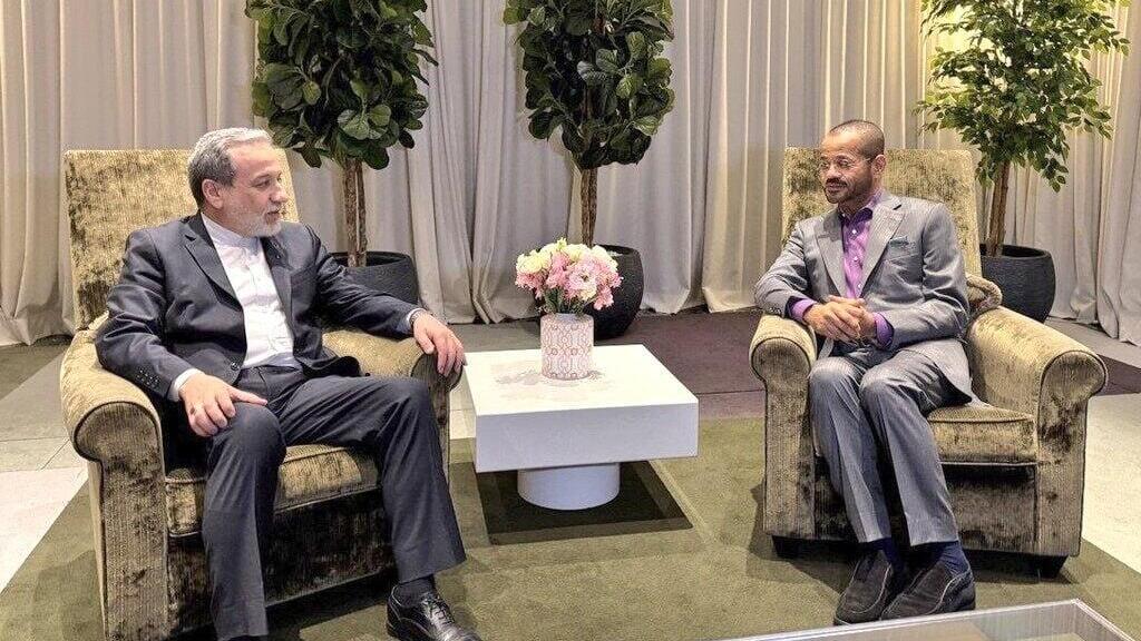 Oman’s Foreign Minister Badr Al Busaidi with Iranian Foreign Minister Araghchi. Despite mediation efforts, Oman was also attacked שר החוץ של עומאן בדר אל בוסעידי נפדש עם שר החוץ של איראן עבאס עראקצ'י ב ז'נבה שיחות מו"מ לא ישירות מול ארה"ב